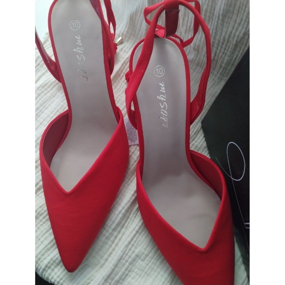 Size 10. MySoft Lace up Red Closed-Toe low Heels Size:10M